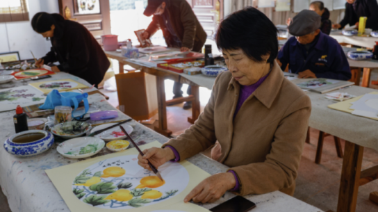 图为千岛湖梓桐镇新农人作画中