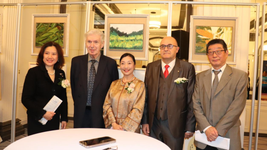 左三为浙江杭州淳安县副县长姜君女士，左四为法国国际旅游联盟主席埃里克·杜鲁克先生